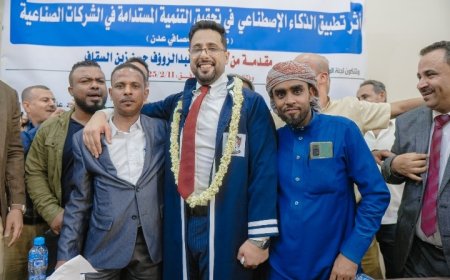 رئيس مؤسسة طموح للتنمية الإنسانية يهنئ الوكيل عبدالرؤوف السقاف نيله درجة الماجستير بامتياز