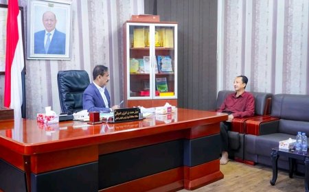 المحافظ بن الوزير يناقش أوضاع جهاز محو الأمية وتعليم الكبار في شبوة