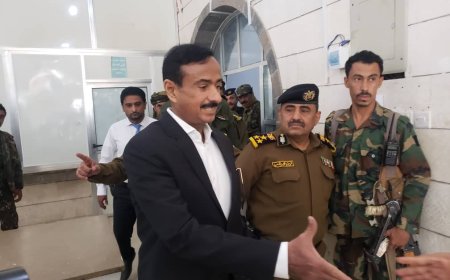 محافظ شبوة ومدير عام الشرطة يفتتحان مبنى إدارة فرع مصلحة الهجرة والجوازات بعد تأهيله بتمويل إماراتي .