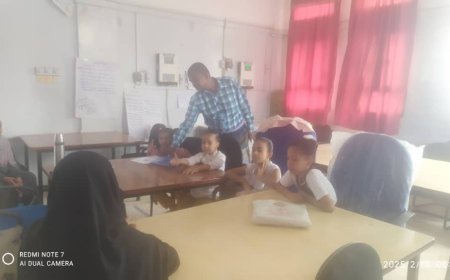 رئيس قسم الأنشطة المدرسية بمكتب التربية زنجبار يزور مجمع بلقيس التربوي للوقوف على أخر استعدادات الطالبات المشاركات في مسابقة الحساب الذهني