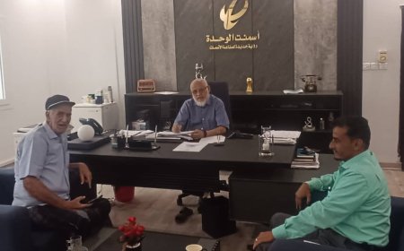 القائم بأعمال مدير مصنع الأسمنت بأبين.. يلتقي لجنة مبادرة ردم الحفر بالطريق العام