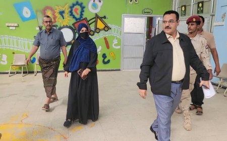 خلال زيارته لروضة الشهيد محمد عبدالله باصهيب.. مدير عام المنصورة يؤكد إهتمام السلطة المحلية برياض الأطفال