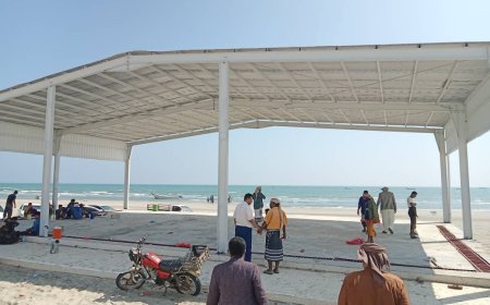 فريق هندسي يشرف على استلام الأعمال الابتدائية لمشروع الإنزال السمكي في عرقة رضوم بتمويل إماراتي