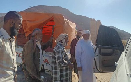 شيخ حوطة الفقيه علي وضواحيها بميفعة شبوة يقدم واجب العزاء لإخوانه آل عيشة بوفاة والدهم