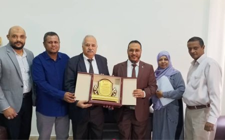 مؤسسة البصر الخيرية العالمية تكرم مدير عام مكتب الصحة بعدن بدرع التميز والعطاء 