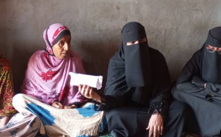ضمن الزيارات التفقدية جبر خاطر رئيسة جمعية الأمل للمكفوفين بأبين تزور أسرة مكفوفة بالطرية وتقدم مبلغ مالي من فاعل خير
