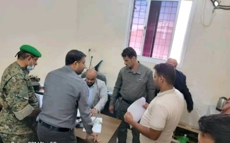وكيل نيابة الأمن والبحث يتفقد أوضاع الموقوفين في حزام عدن ويوجه بالإفراج عن عدد منهم