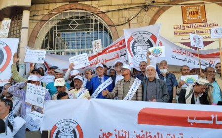 مسيرة حاشدة بتعز للمطالبة باعتماد مرتبات تتناسب مع الظروف الاقتصادية الراهنة