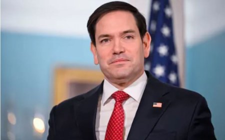 وزير الخارجية الأمريكي يصل إلى الرياض ومباحثات تجري مع وزير الخارجية السعودية .