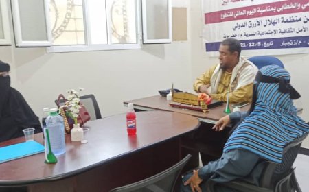 مدير عام مديرية خنفر "اليوسفي" يقوم بزيارة إلى مقر مؤسسة رؤيا المستقبل بزنجبار