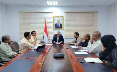 نائب وزير الصناعة يناقش مع فريق المناطق الصناعية بحضرموت رؤية الوزارة للعام 2025