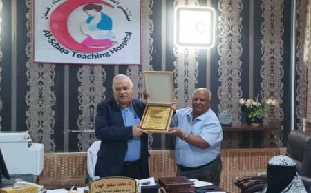 مستشفى الصداقة التعليمي يكرم مدير عام مكتب الصحة بعدن