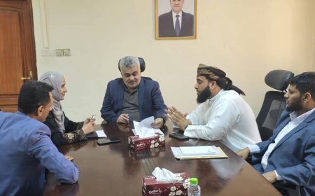 مدير عام حصوين يلتقي نائب وزير التخطيط والتعاون الدولي ويناقش معه ملف إعمار المديرية