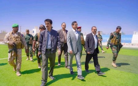 المحافظ بن الوزير يتفقد سير العمل في مشروع تأهيل ملعب الفقيد ناصر الخليفي