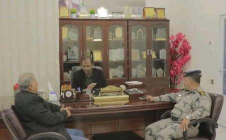 وكيل أول المهرة يناقش مع خفر السواحل الصعوبات التي تواجه سير العمل