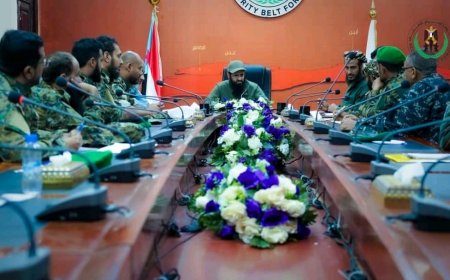 العميد الوالي يترأس اجتماعًا مع مدراء العلاقات العامة لقوات الحزام الأمني