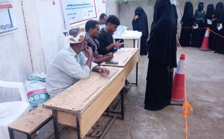 منظمة كير العالمية تواصل صرفها لعدد656 مستفيد في مناطق مديرية خنفر