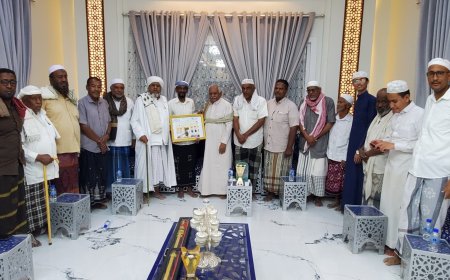 وجهاء واعيان وشخصيات حي السحيل بسيئون يكرمون الشخصية التربوية والاجتماعية الأستاذ الشيخ / عبدالله صالح الكثيري