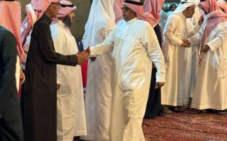 الأمير فايز الواحدي يقدم واجب العزاء لإخوانه آل فريد العوالق في وفاة الشيخ محسن بن فريد العولقي