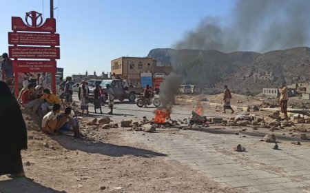 فوضى عارمة بمسيمير لحج اثناء توزيع مساعدات الغذاء العالمي واعتداء على عامل إغاثي
