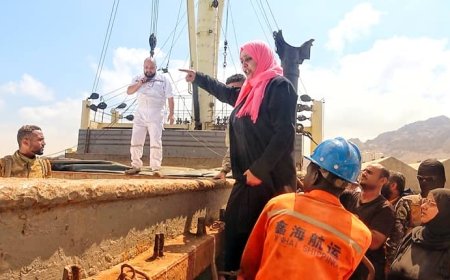 وكيل نيابة الصناعة تتفقد شحنة تقدر بـ 5 ألف طن دقيق محرزة في ميناء عدن