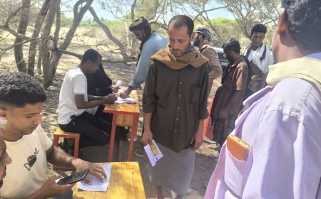 منظمة كير العالمية تُجدد صرف المساعدات المالية لـ118 مستفيدًا في مديرية خنفر