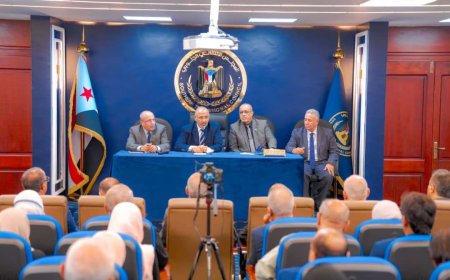 الرئيس الزُبيدي يترأس اجتماعًا موسعًا لقيادات المجلس الانتقالي الجنوبي