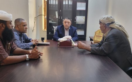 الأمين العام للمجلس المحلي بأبين يبحث مع مدير عام جيشان الاحتياجات التنموية في قطاعات الصحة والتعليم والمياه