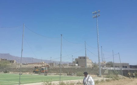 بدعم من العميد ناصر عبدربه منصور هادي.. الانتهاء من تركيب أعمدة الإنارة بملعب الناصر التابع لنادي عرفان