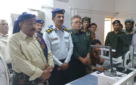 الوكيل باعوضة والمقدم بن فهيد يدشنان صرف البطاقة الذكية بإدارة الأحوال المدنية بمديرية ميفعة