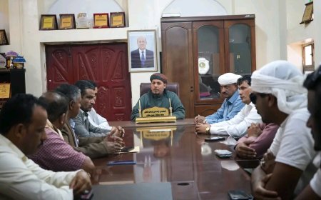 محافظ سقطرى يلتقي مدير وموظفي مطار سقطرى الدولي