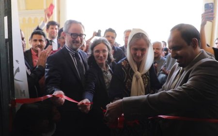 محافظ حضرموت وسفراء الاتحاد الأوروبي وهولندا وفرنسا يفتتحون معرضًا فوتوغرافيًا بمتحف المكلا يوثق الحياة في حضرموت في بداية القرن العشرين