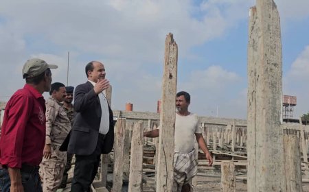 مدير عام دارسعد يتابع أعمال الصب الخرساني للقواعد والاعمدة الأساسية في مشروع إعادة بناء مبنى ديوان السلطة المحلية بالمديرية
