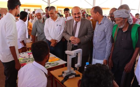 باعباد والعطيشي يفتتحان معرض الوسائل التعليمية بمجمع اللواء الركن عمر بارشيد التعليمي للبنين بمنطقة العيون