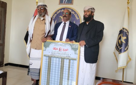 رئيس المجلس الانتقالي شبوة يلتقي مدير الأوقاف والإرشاد عتق ويهنئه بقدوم الشهر المبارك ويقدم هدية رمزية للشيخ لحمر