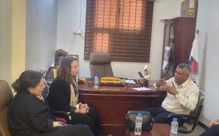 عميد كلية الإعلام بجامعة عدن يستقبل مدير عام منظمة المساعدات الإنسانية والصحافة الفرنسية لتعزيز التعاون الأكاديمي والتدريبي