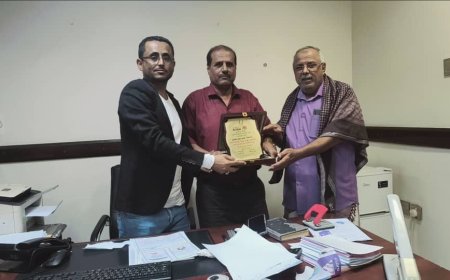 نقابة المصارف والبنوك والأعمال المالية في أبين تكرم مدير البنك الأهلي السابق وتبارك تعيين خلفه الجديد