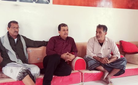 نائب رئيس انتقالي أبين يؤدي واجب العزاء لعضو القيادة المحلية بانتقالي المحافظة محمد مساعد الشدادي في وقاة شقيقته