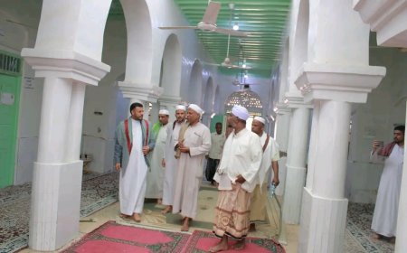 وكيل قطاع الإرشاد يتفقد سير العمل في مكتب أوقاف الشحر ويشيد بالمشاريع الوقفية والطوعية