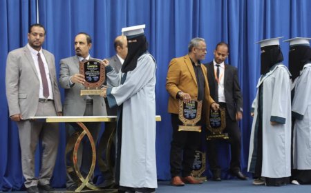 خلال تكريم أوائل الثانوية العامة بحضور وزير التربية والتعليم.. محافظ حضرموت: تكريم الأوائل رسالة لإبراز قيمة العلم والتفوق ونشر ثقافة التميز العلمي