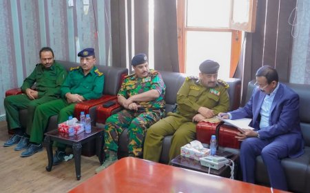 المحافظ ابن الوزير يناقش الخطة الأمنية خلال شهر رمضان ويشدد على تنفيذ الخطة بشكل فعّال .