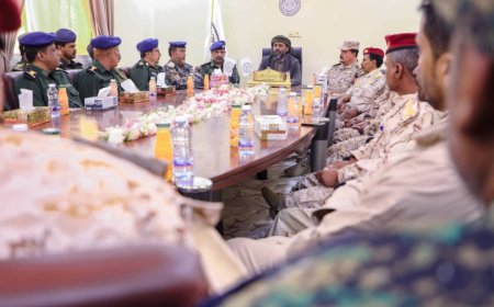 رئيس حلف قبائل حضرموت يجتمع بالقادة العسكريين والأمنيين