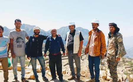 الضالع.. مدير عام الحصين يتفقد سير العمل في مشروع إنشاء خزانات حصاد مياه الأمطار