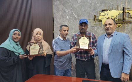 نائب وزير الصناعة والتجارة ومدير عام مكتب الصناعة بعدن يكرمون موظفين لتميزهم واخلاصهم في العمل