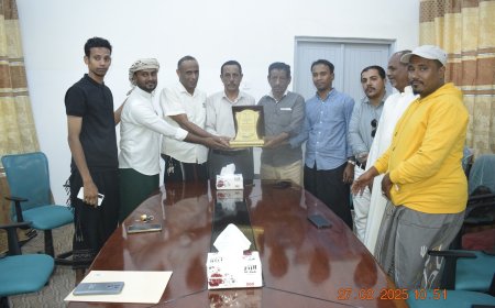 الدكتور العمودي يشيد بجهود مؤسسة غيث في نجاح المخيّم الطبي المجاني بمديرية القف الصحراوية