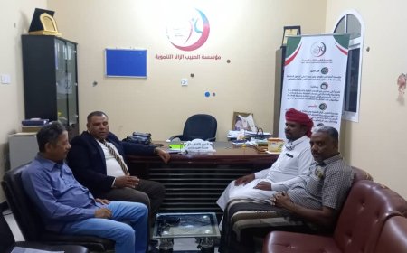 قيادة السلطة المحلية بمديرية السوم تزور مكتب مؤسسة صلة للتنمية ومؤسسة الطبيب الزائر التنموية بمدينة المكلا