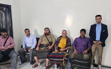 شيوخ ومسؤولين محليين يزورون السكن الجامعي الخاص بأبناء يافع كلد بالعاصمة عدن 