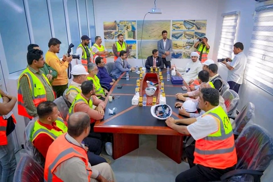 المحافظ بن الوزير وممثل شركة مصدر الإماراتية يتفقدون مشروع الطاقة الشمسية بالمحافظة