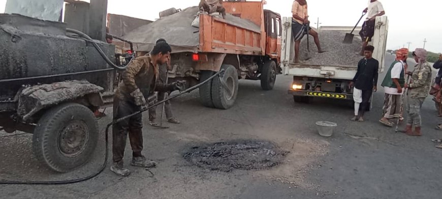 بدء أعمال مشروع إصلاح وردم طريق زنجبار جعار بدعم السلطة المحلية مديرية خنفر