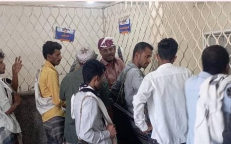 جهود يبذلها فرع الشامل للصرافة بشقرة اثناء صرف مرتبات الموظفين